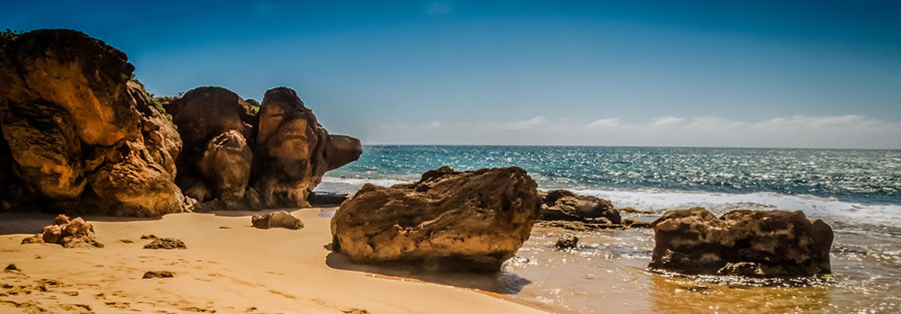 A coastline picture with beach and waves